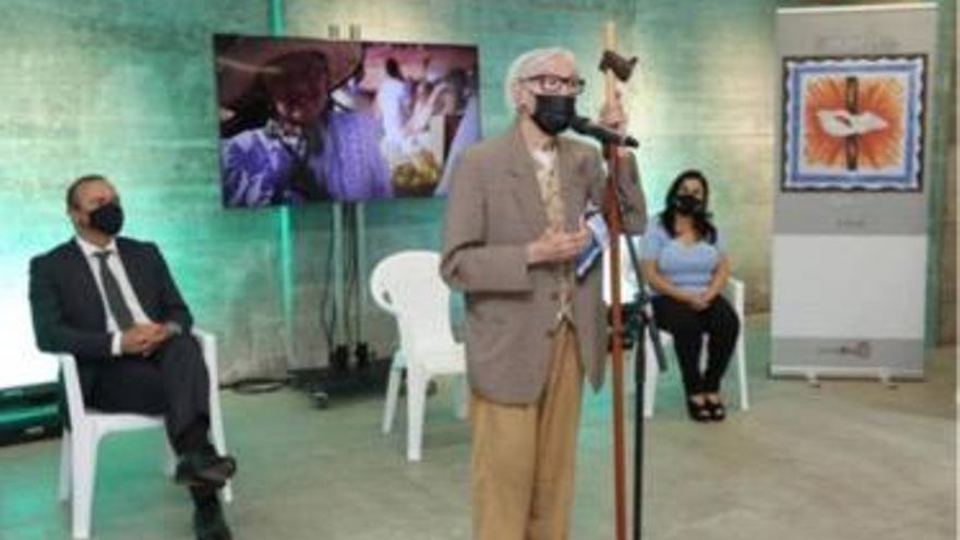 Pepe Dámaso con el bastón peregrino y el alcalde de Las Palmas Augusto Hidalgo en el acto hermanador de las islas en el que se le nombró pregonero de las fiestas de la  Virgen dela Candelaria