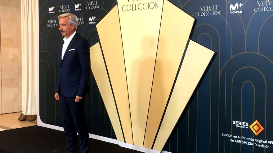 Imanol Arias posa como fichaje de spin-off de 'Velvet'