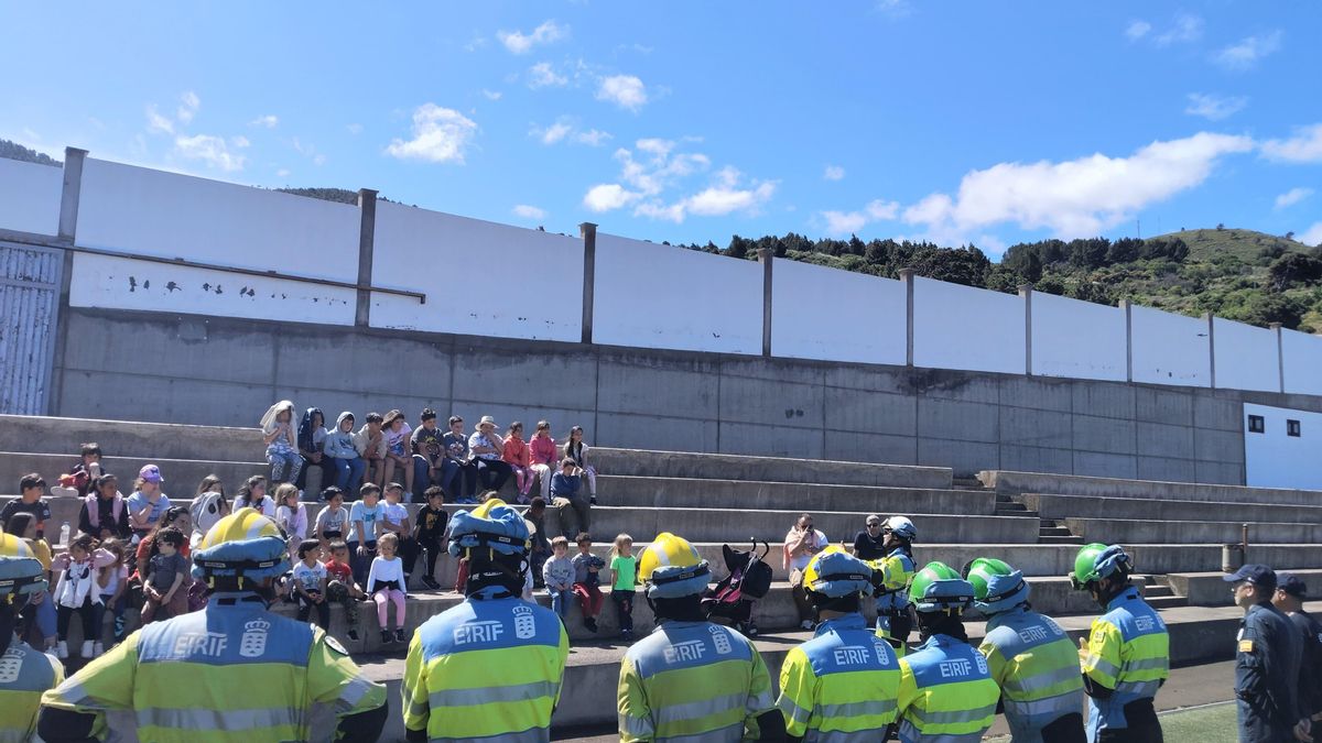 En torno a 60 niños y niñas del municipio participaron en una charla divulgativa y una exhibición aérea sobre prevención y extinción de incendios forestales.