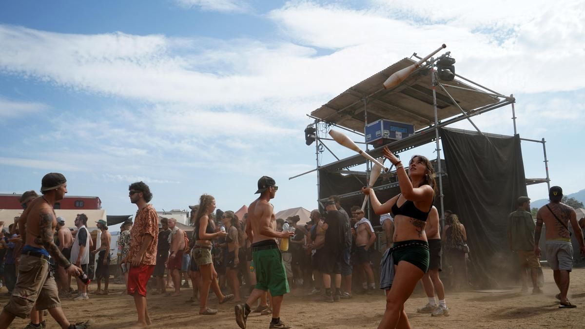 La Guardia Civil mantiene blindada la rave ilegal de La Granja, donde hay 3.000 personas desde el viernes