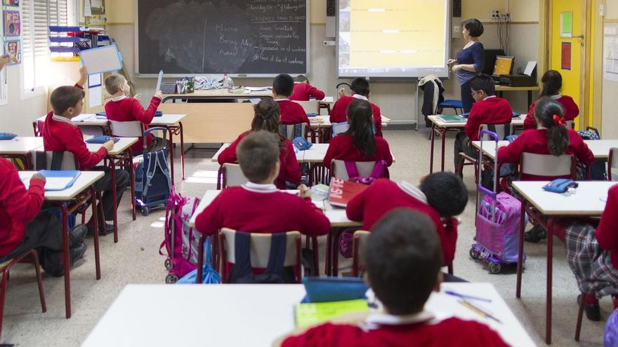 Un profesor asturiano cobra 700 euros menos al mes que uno de Euskadi: los sueldos territorio a territorio