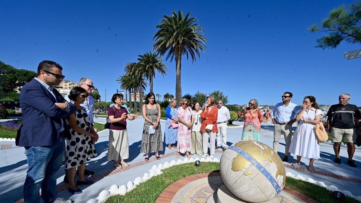 Esta bola del mundo no es un adorno en un jardín público: la 'tierra paralela' más antigua está en Santander