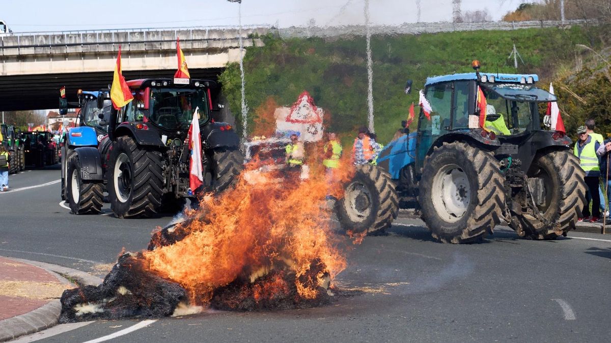 Tractorada de los ganaderos en Colindres.
