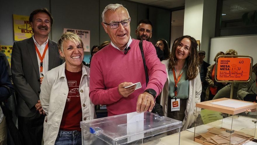 El alcalde de Valencia y candidato de Compromís a la reelección, Joan Ribó, vota en el Centro de Formación Rodrigo Giorgeta, en Valencia, Comunidad de Valencia (España).