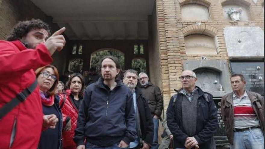 Pablo Iglesias, secretario general de Podemos, en el cementerio municipal de Paterna, donde se calcula que hay más de 2.000 fusilados por el franquismo.