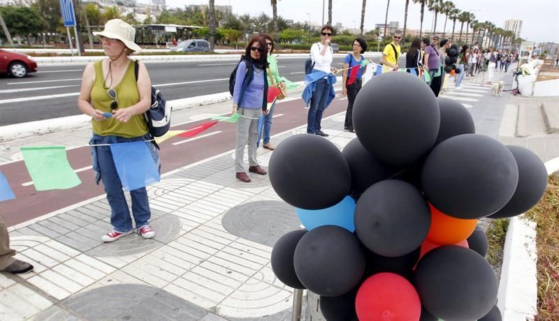 Unas cinco mil personas formaron una cadena humana en la Avenida Marítima de Las Palmas de Gran Canaria convocados por Ecologistas en Acción y la Plataforma por un Nuevo Modelo Energético para manifestar su rechazo a que se autoricen prospecciones petrolíferas en aguas cercanas a Lanzarote y Fuerteventura. EFE/Elvira Urquijo A.