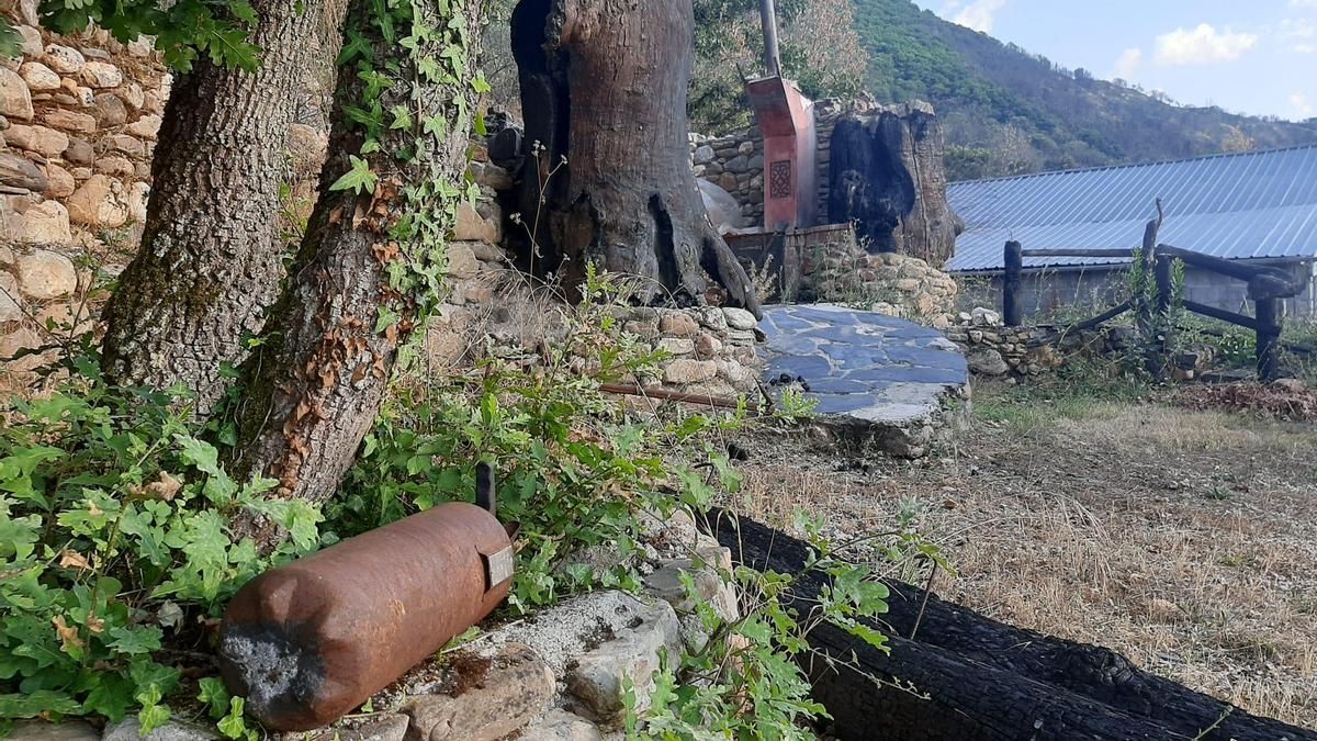 En primer término, extintor abrasado; y, al fondo, horno de Pedro Diéguez quemado en el incendio de Las Médulas. 