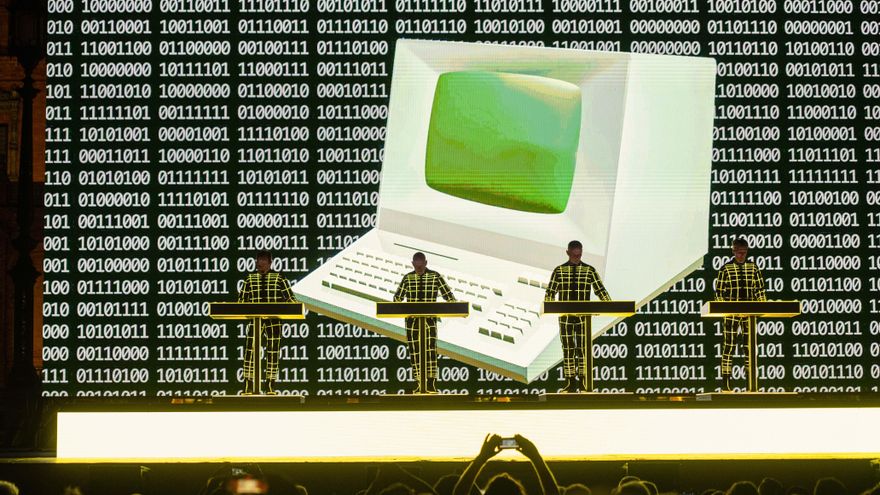 En 'Computer World' asoma un modelo de ordenador primigenio: la máquinas son cada día más ligeras pero esencialmente son lo mismo