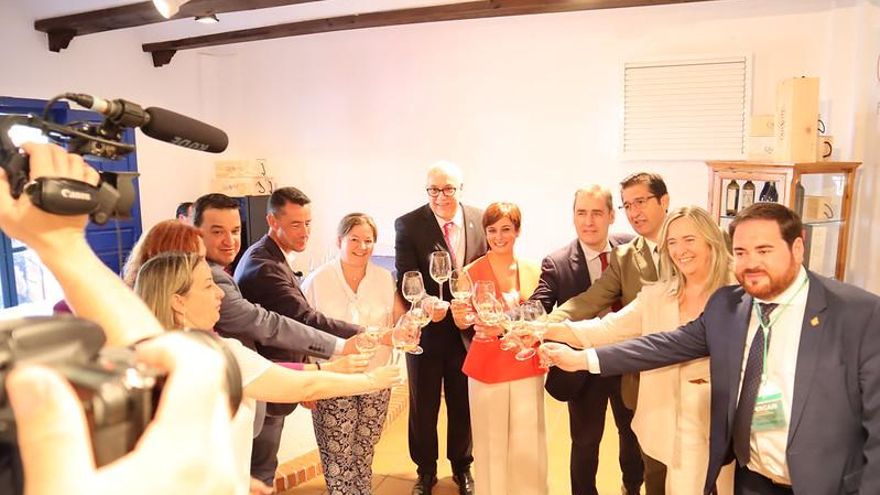 Brindando tras la inauguración