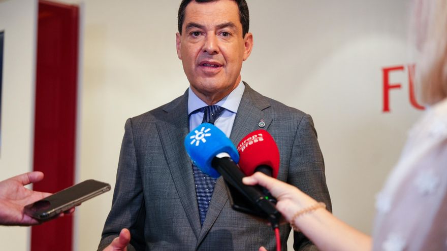 El presidente de la Junta de Andalucía, Juanma Moreno, atiende a los medios tras visitar la sede de Fujitsu en Tokio en la segunda jornada de su viaje oficial a Japón