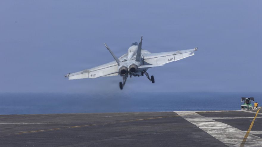 Un F-18 de la Armada de los Estados Unidos asciende tras despegar de la cubierta de vuelo del portaaviones de la clase Nimitz USS Abraham Lincoln durante la Operación 'Furia Épica'