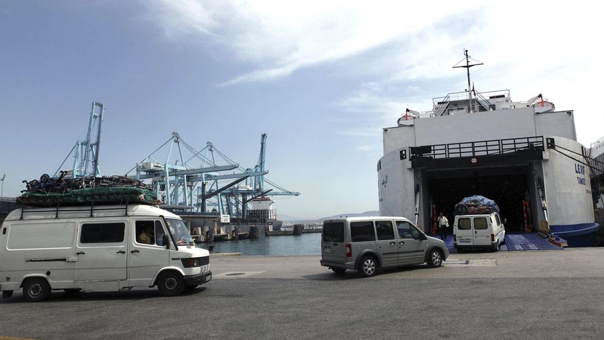 Los barcos en la ruta del Estrecho alcanzan máxima ocupación en el puente del Pilar