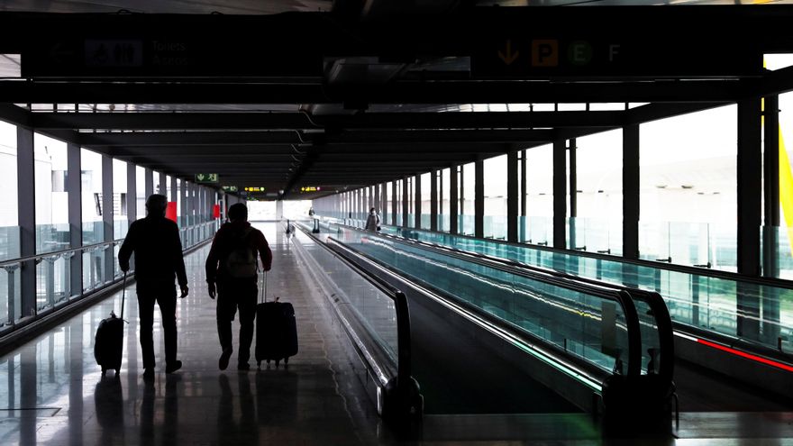 Dos pasajeros cruzan una de las terminales del Aeropuerto Adolfo Suárez Madrid-Barajas. EFE/Emilio Naranjo/Archivo