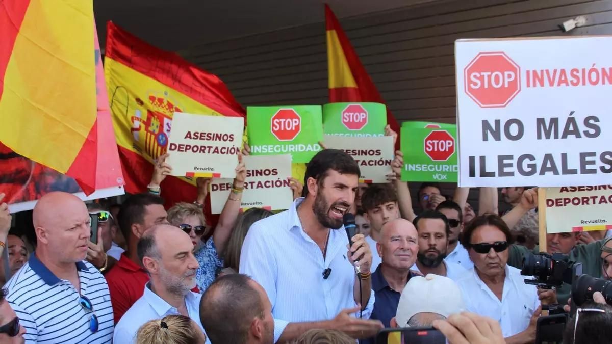 José Francisco Garre, portavoz municipal de Vox en Torre Pacheco, junto al exlíder regional de Vox, José Ángel Antelo, frente al Ayuntamiento de Torre Pacheco en una concentración Álvaro García Sánchez