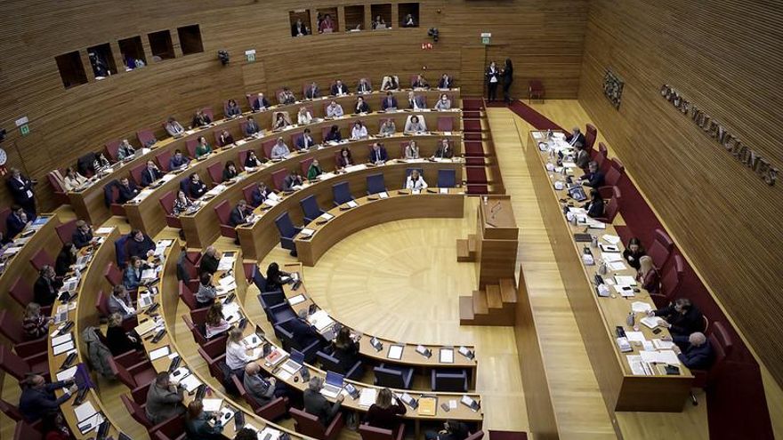 El PP y Vox aprueban el nuevo reglamento de las Corts Valencianes que elimina la comisión LGTBI y el lenguaje inclusivo
