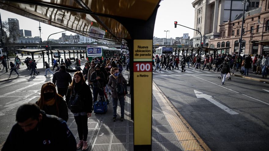 Personas usan tapabocas mientras caminan por la estación ferroviaria de Constitución en Buenos Aires, Argentina. EFE/ Juan Ignacio Roncoroni/Archivo