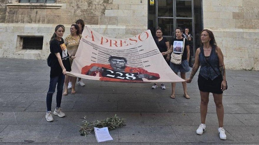 Víctimas de la DANA llevan una carta a Mazón en sus dos años al frente del Consell y el president las esquiva: "Dimita y colabore con la jueza"