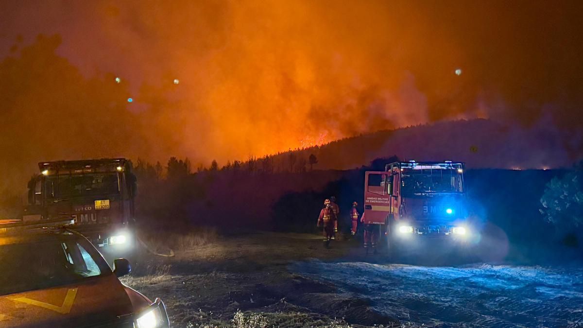 La Unidad Militar de Emergencias esta noche en uno de los incendios de la provincia de León.