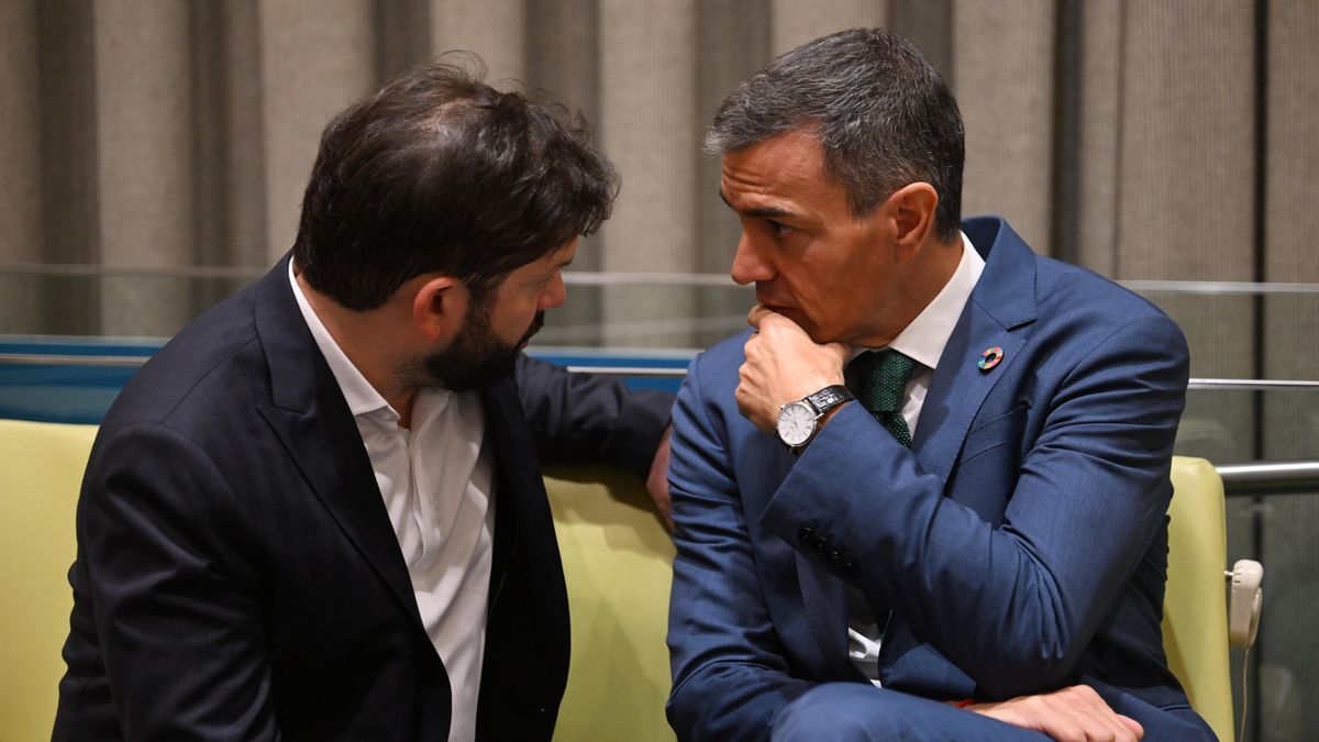 El presidente del Gobierno, Pedro Sánchez, conversa con el presidente de Chile, Gabriel Boric, durante el evento 'Latin America, Spain and the United States in the Global Economy'en Nueva York.