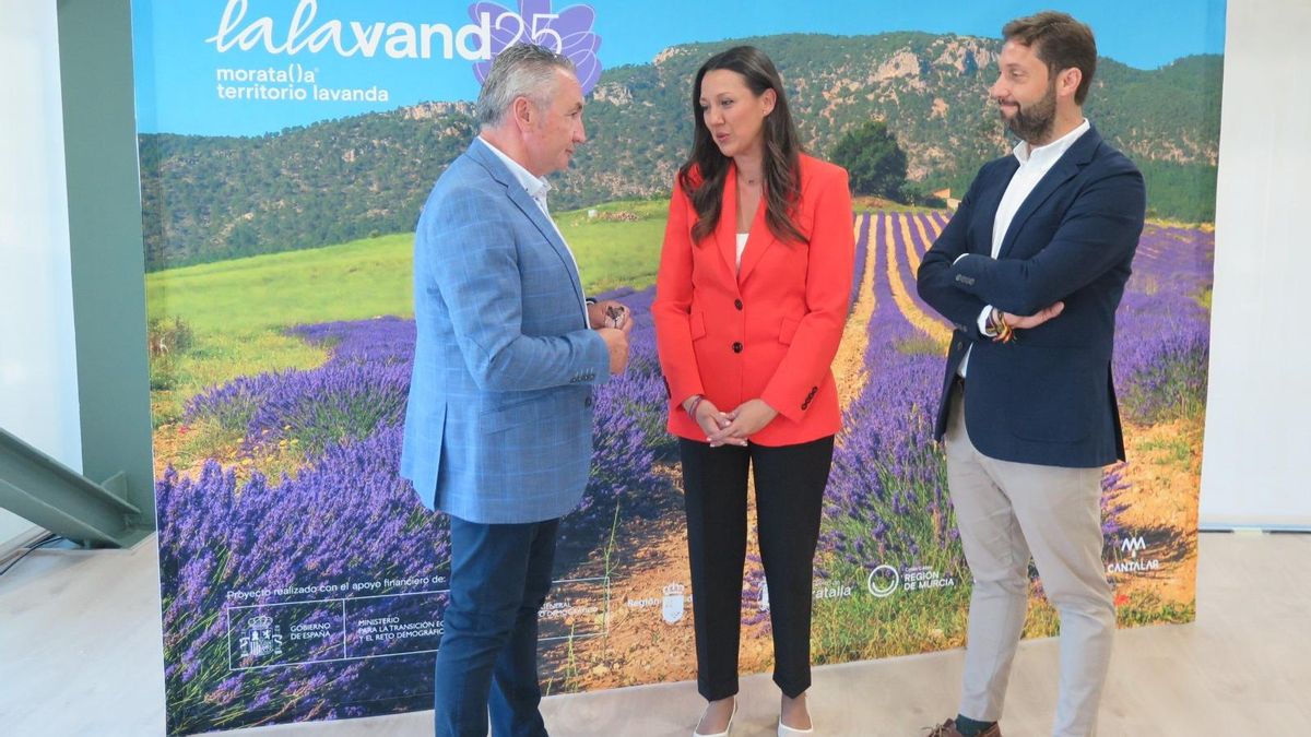 La consejera Carmen Conesa, el alcalde de Moratalla y el director del Instituto de Turismo, ante el cartel de 'Lalavand 2025'.