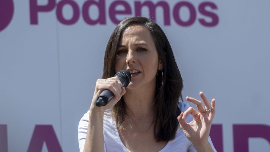 La secretaria general de Podemos y ministra de Derechos Sociales y Agenda 2030, Ione Belarra, interviene en el acto 'El Madrid que se levanta', en la Plaza de San Ildefonso, a 2 de mayo de 2023, en Madrid (España).