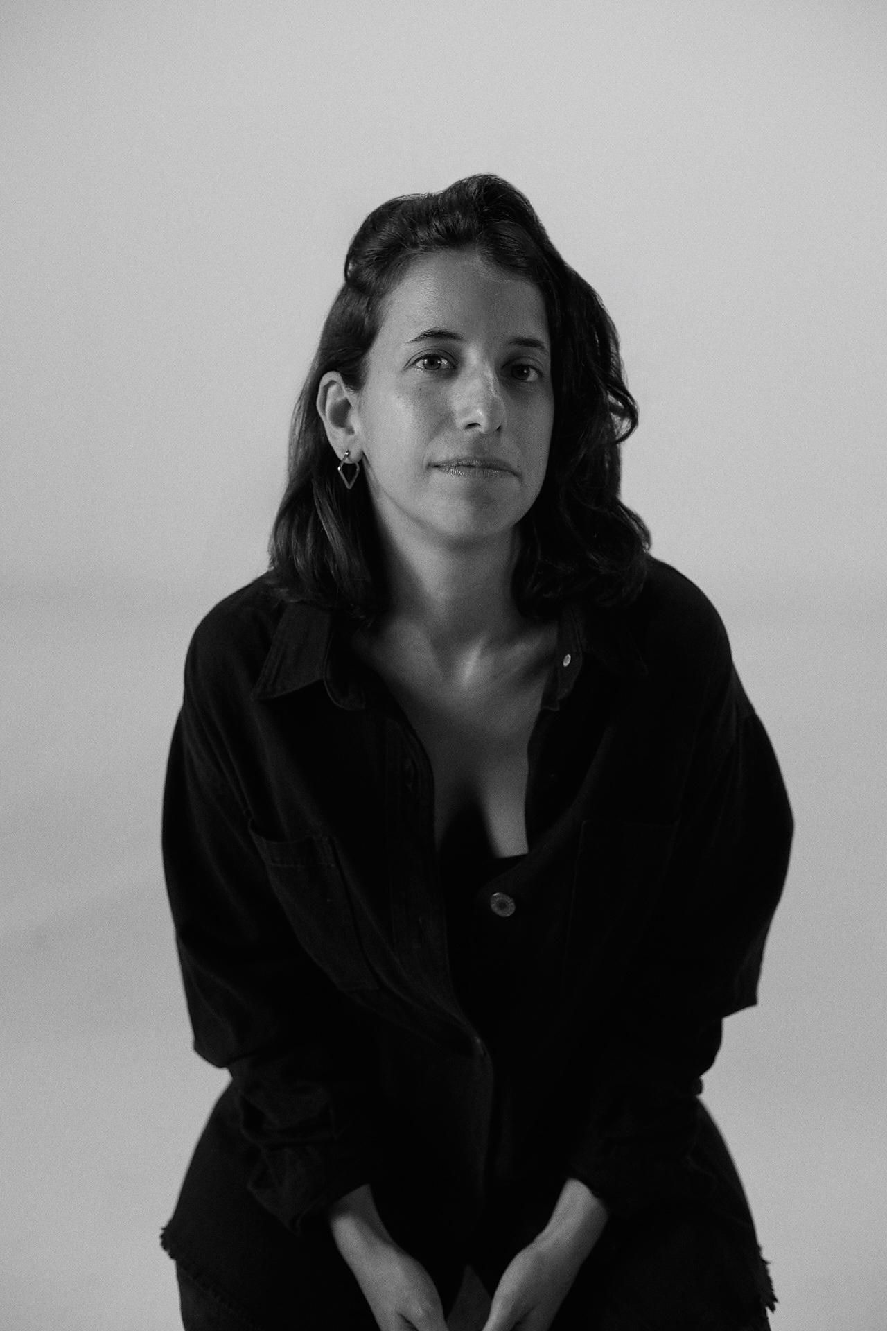 La indagación de Lila Bendersky comienza exactamente en ese algo inestable que denominamos el yo: es una pregunta por su identidad, por las condiciones de su llegada al mundo. 