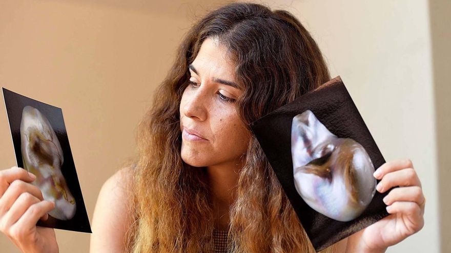 Puig-Serra sostiene dos imágenes tomadas a perlas barrocas