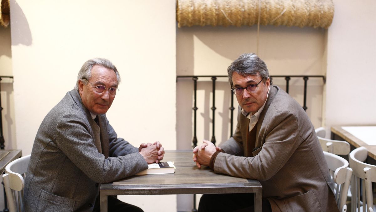 Archivo - El poeta Jacobo Cortines y el escritor Andrés Trapiello.