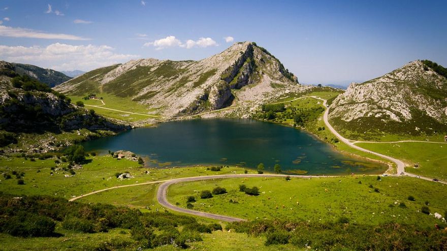 La ruta asturiana que muestra la España vaciada y culmina en una imponente cascada