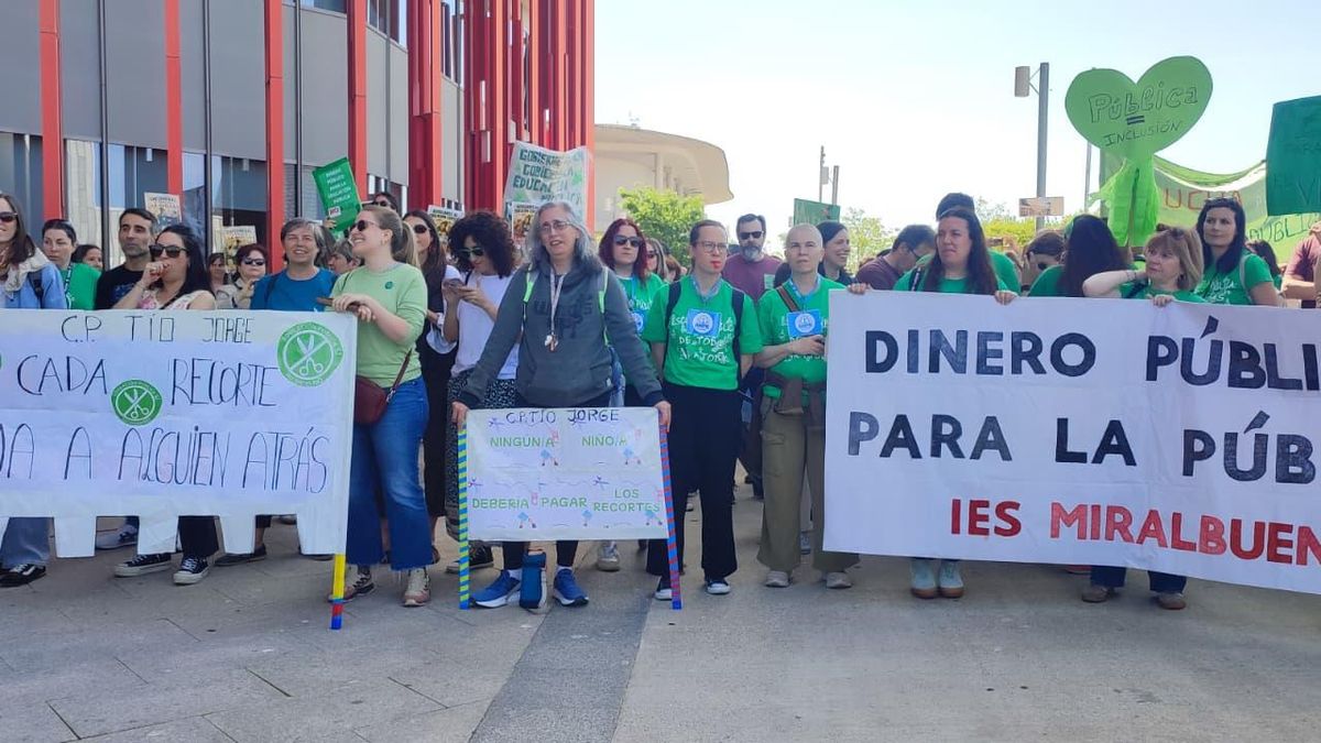 Concentración durante la primera jornada de la huelga educativa en Zaragoza