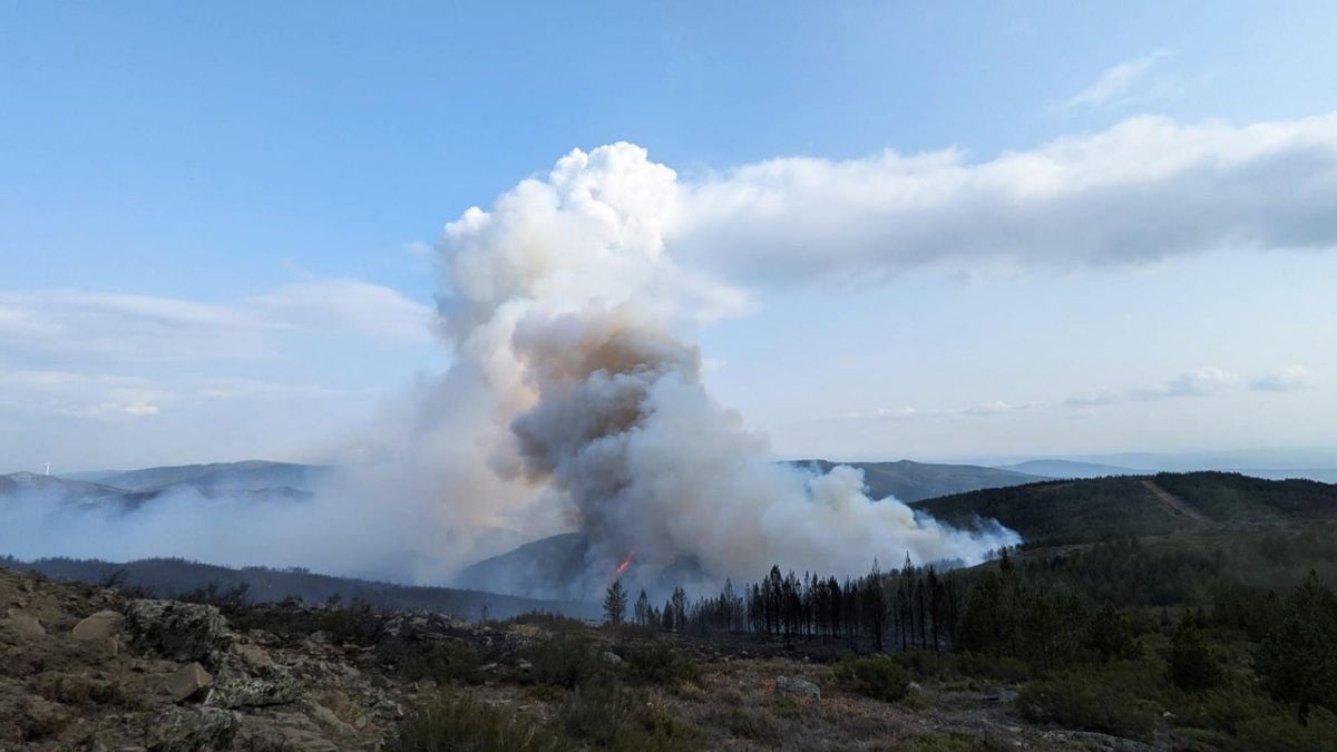 Una columna de humo del incendio de Ponjos