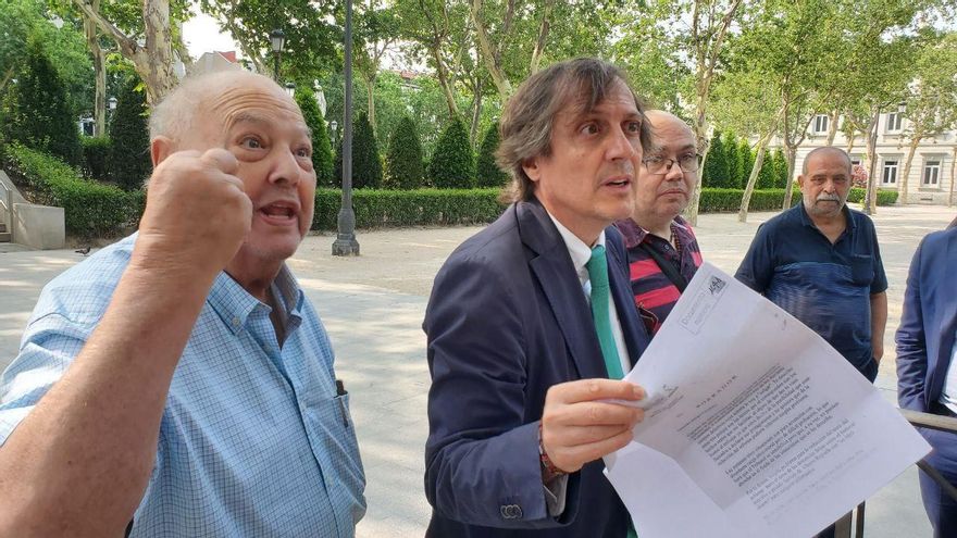 Alberto Royuela, su abogado, Santiago Royuela y Juan Martínez Grasa exhiben documentación a su llegada a la Audiencia Nacional