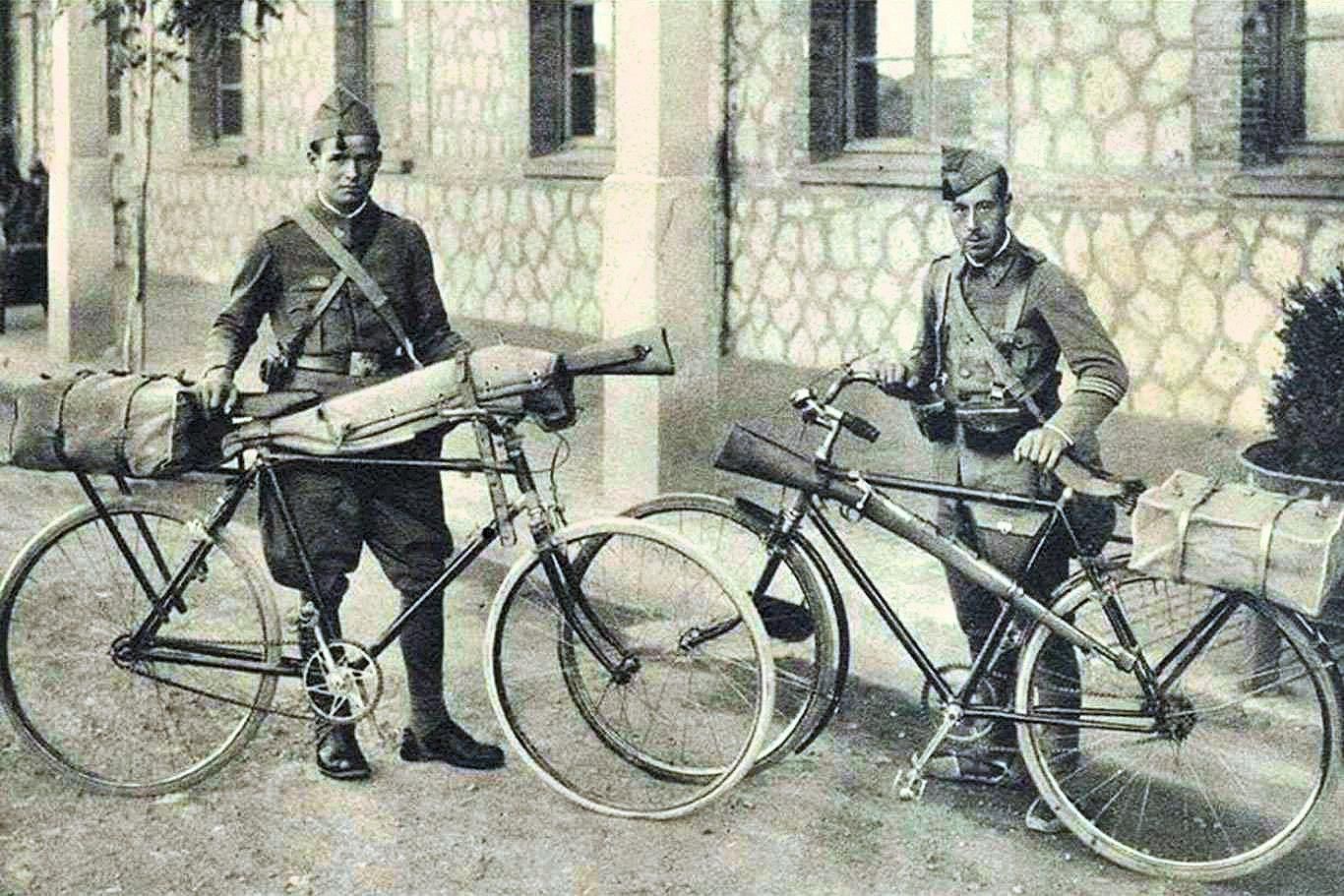 Soldados del Batallón Ciclista, experimental y bien dotado en el periodo republicano.