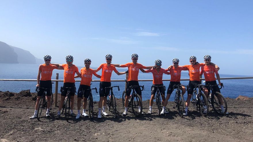 El Ineos Team en la Punta de Teno,  con el Acantilado de los Gigantes al fondo.