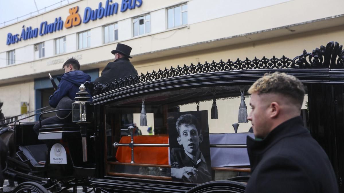 El carruaje con el féretro de Shane MacGowan desfila por las calles de Dublín