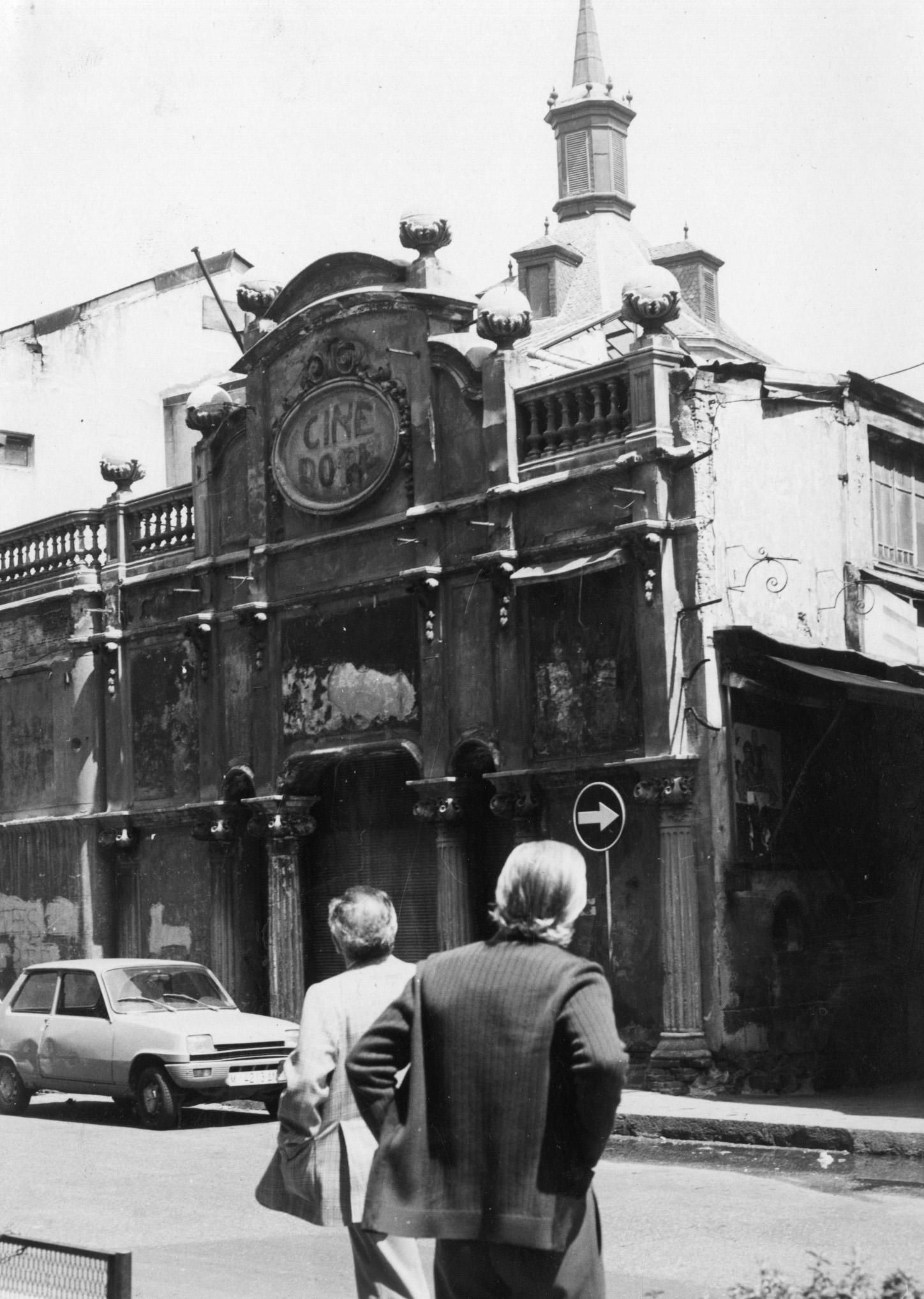 Dos hombres de espaldas en una foto de archivo del Cine Doré