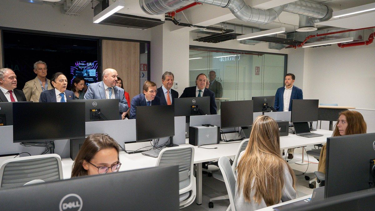 El alcalde en un evento en la UAX en Chamberí