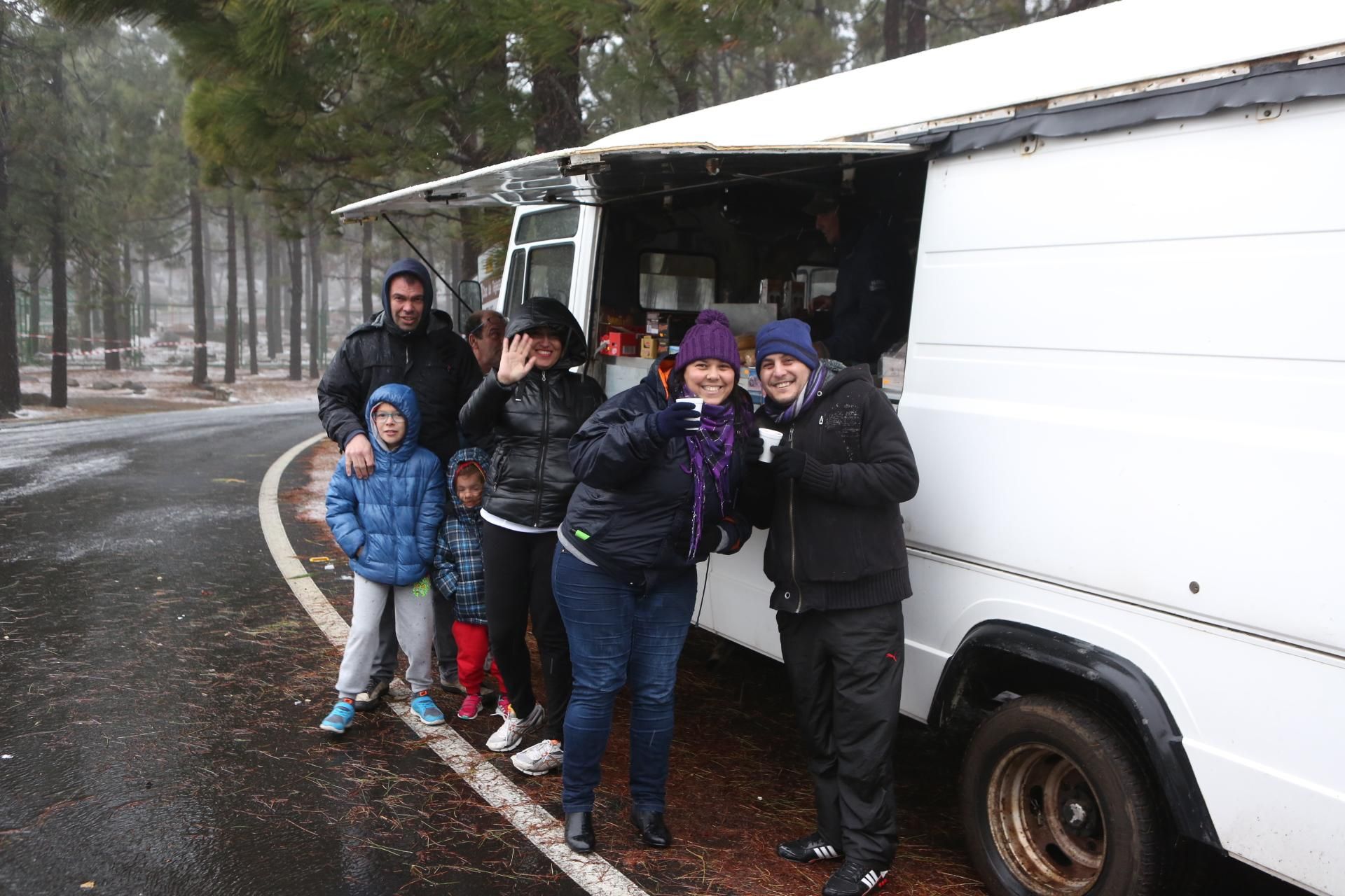 Curiosos que se acercan a la cumbre de Gran Canaria para ver la nieve.
