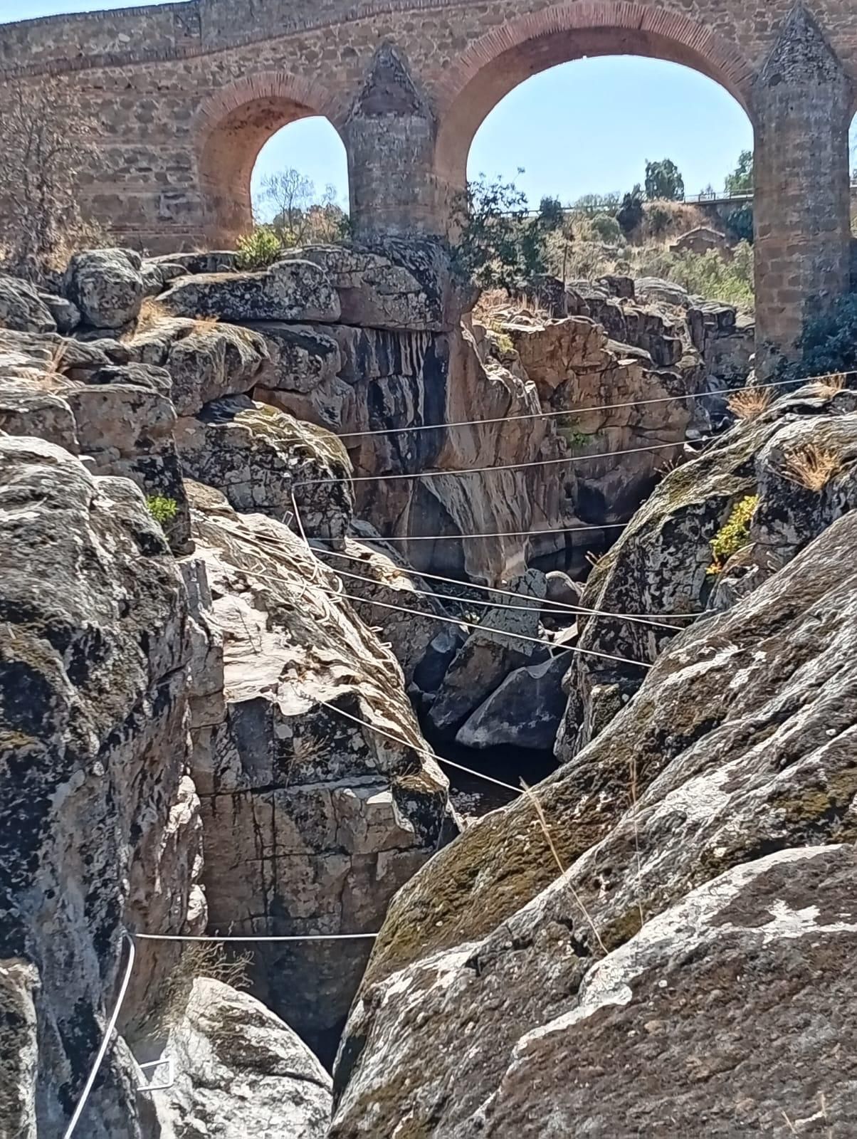 Instalaciones de la vía ferrata y tirolinas en Santa Ana de Pusa (Toledo)
