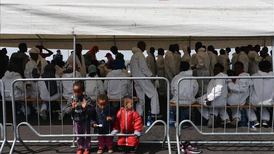 La Guardia Costera distribuye imágenes de un reciente rescate de emigrantes