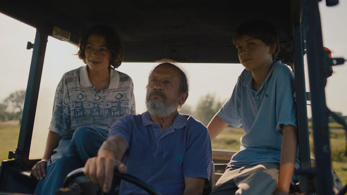 Un abuelo abierto y comprensivo (Dirk Van Dijck) hacia los muy jóvenes