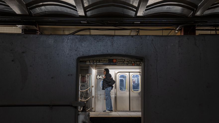 Hallan un hombre muerto en estación de Nueva York tras posible viaje encima del metro