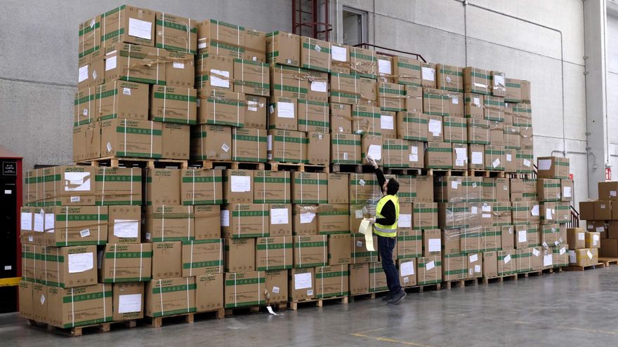 Un trabajador junto a parte del material de protección para Castilla y León