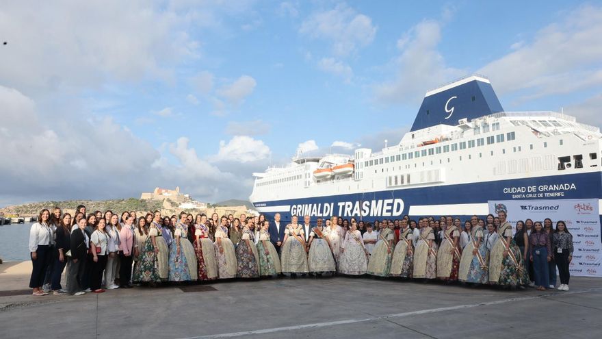 'Vacaciones en el mar' a gastos pagados a costa de la imagen de las Falleras Mayores de València