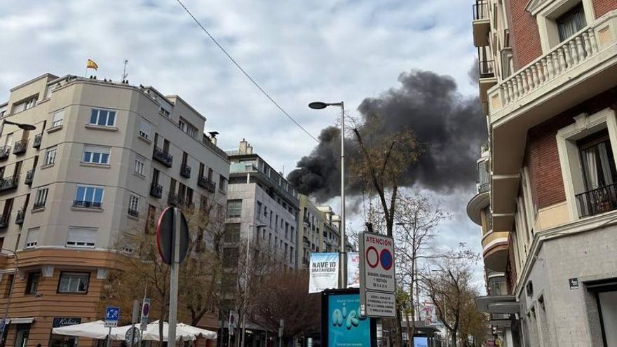 El incendio de un edificio en obras de la calle San Bernardo deja una enorme columna de humo y obliga a cortar la vía