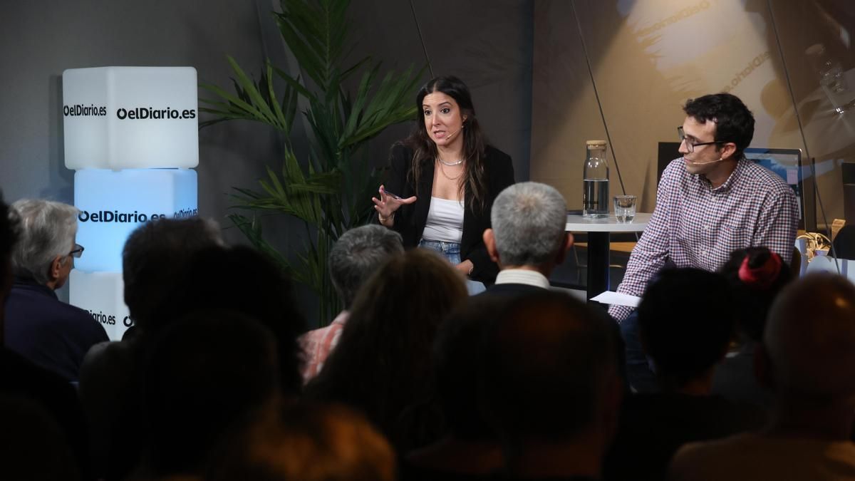 Gabriela Sánchez durante el encuentro con socios en la redacción.