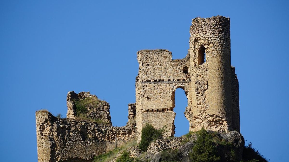 El pequeño pueblo con una cascada, un castillo y la caseta en la que Rodríguez de la Fuente guardaba su equipo de rodaje