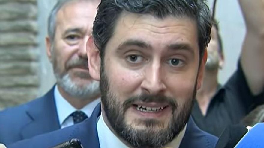 Alejandro Nolasco anuncia su pacto con Azcón, detrás de él, para el Gobierno de Aragón