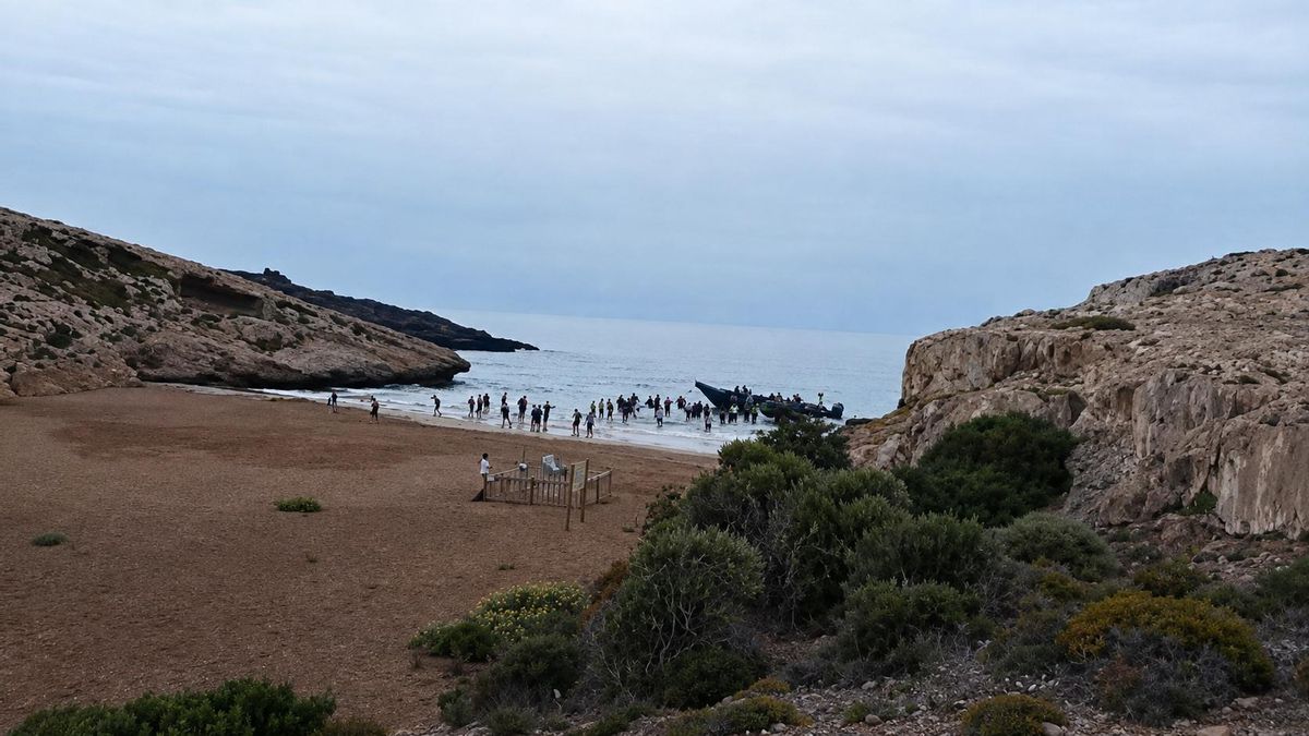 Desembarco de una patera-taxi en la Cala de los Dentoles, en Cartagena, este miércoles. CARM