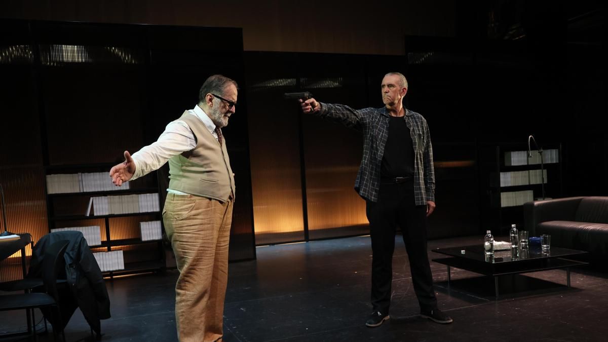 El Bergidum pone en escena este jueves 'El dilema del corcho', una comedia de enredo que deriva en un drama político